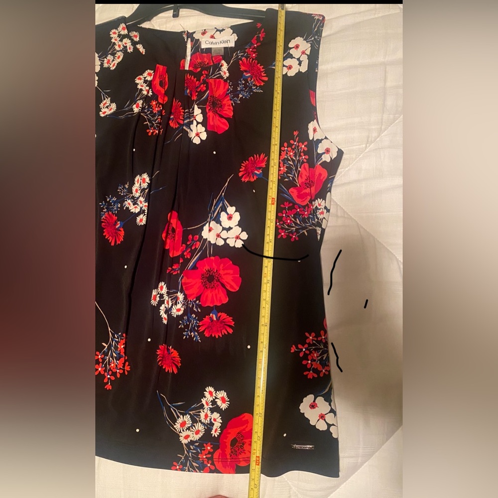 Calvin Klein - Sleeveless pleat neck cami - L

Bundle any 2 tops for $10 - Picture 3 of 3